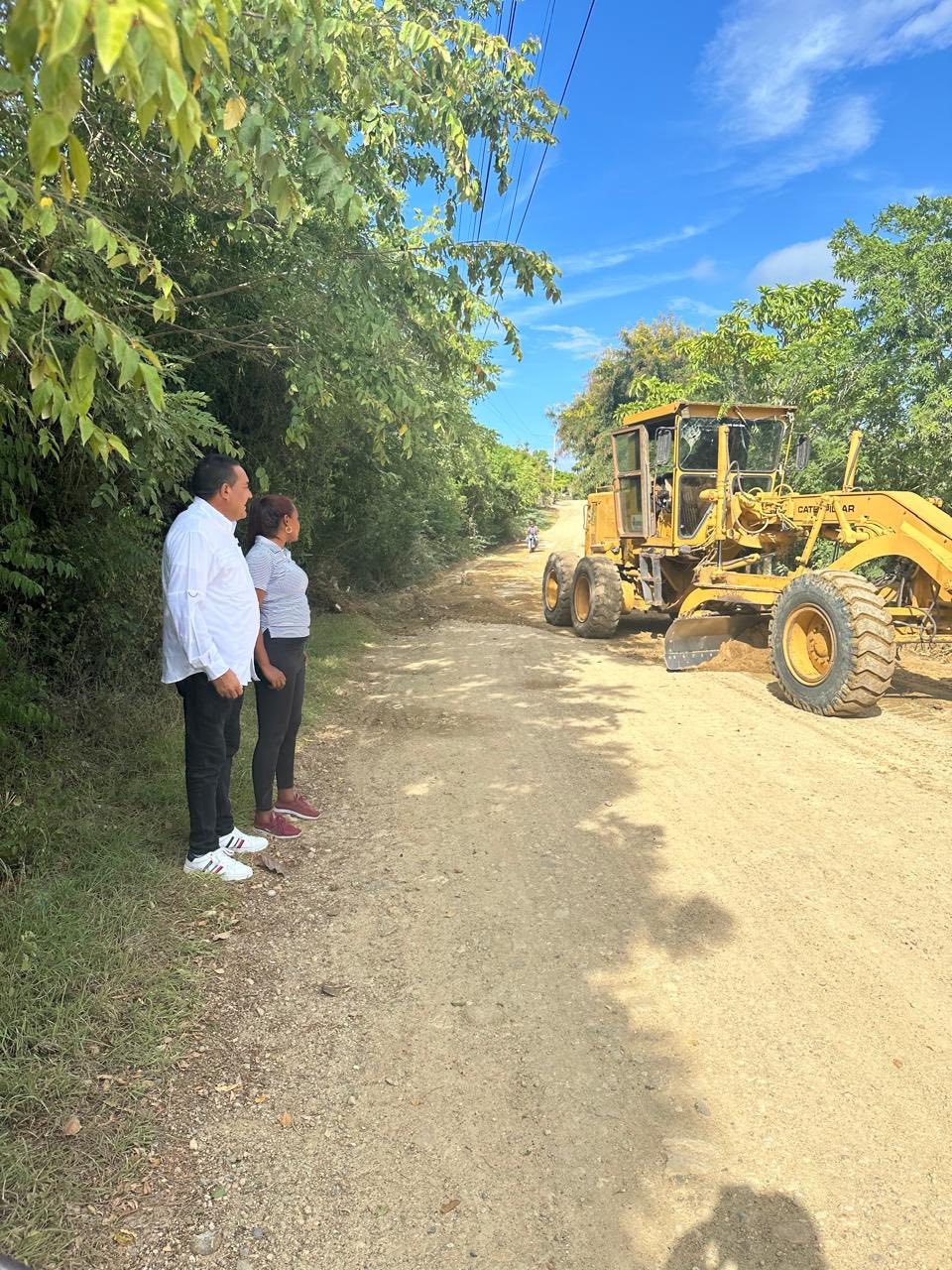 La alcaldía de Luperón , junto al concejo de regidores continua el trabajo de acondicionamiento camino vecinales de pueblo nuevo
