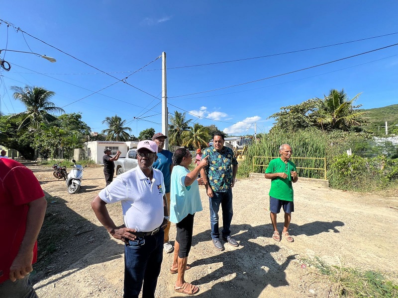 A solicitud de los residentes, la alcaldía de Luperón y su alcalde Israel Brito en el sector los salado realizo limpieza de cañadas.