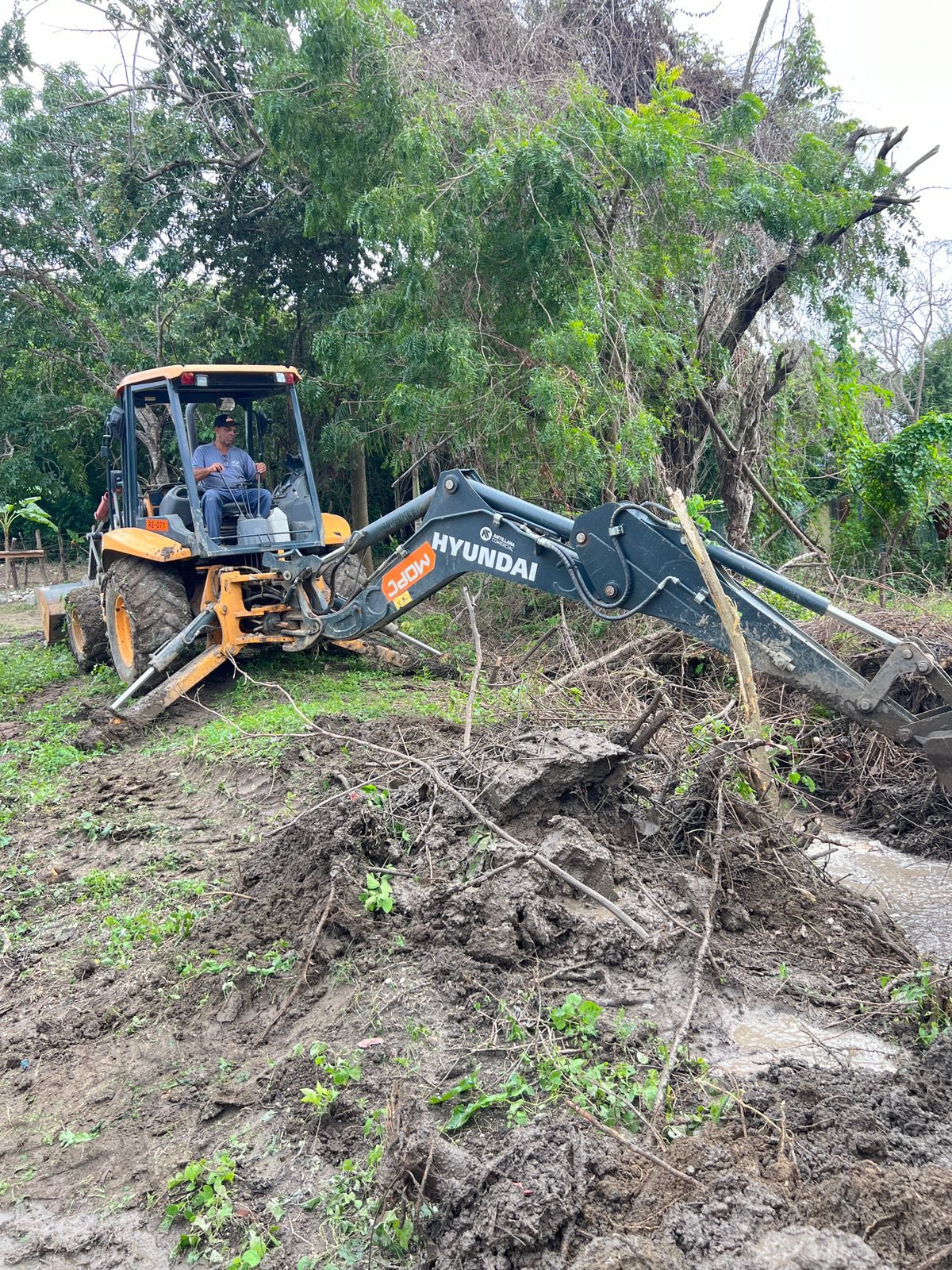 La Alcaldía del municipio de Luperón, encabezada por su alcalde Israel Brito, realizó una jornada de limpieza en la cañada ubicada detrás del liceo