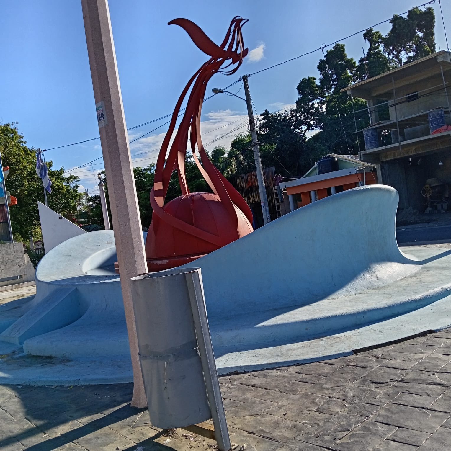 Alcaldía de Luperón y su Alcalde Israel Brito instalan de nuevo zafacones del Parque 19 de Junio