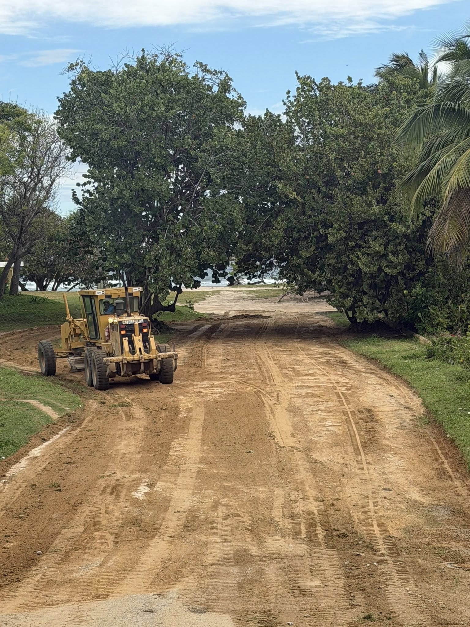 Alcaldía del municipio de Luperón informa a la ciudadanía que están llevando a cabo trabajos de acondicionamiento y mejora en los accesos a todas las playas