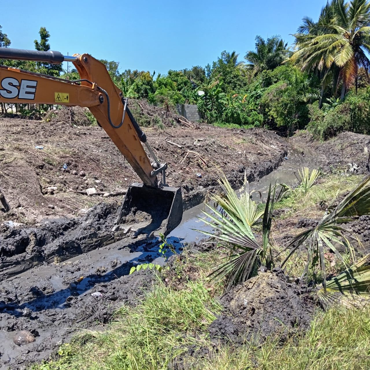Ayuntamiento de Luperón continúa jornada de limpieza en la cañada de Rogelio Almengo