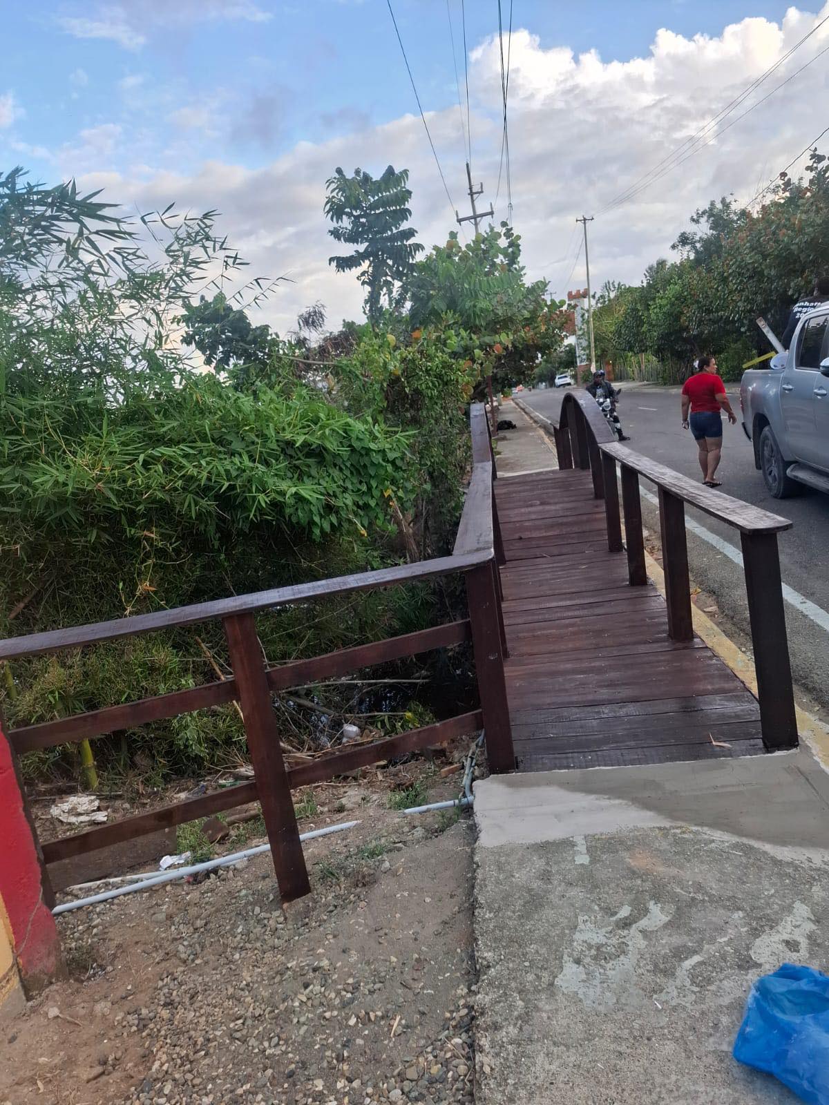 ALCALDÍA DE LUPERÓN CULMINA REMODELACIÓN DEL PUENTE PEATONAL DE MADERA EN LA ENTRADA DEL MUNICIPIO