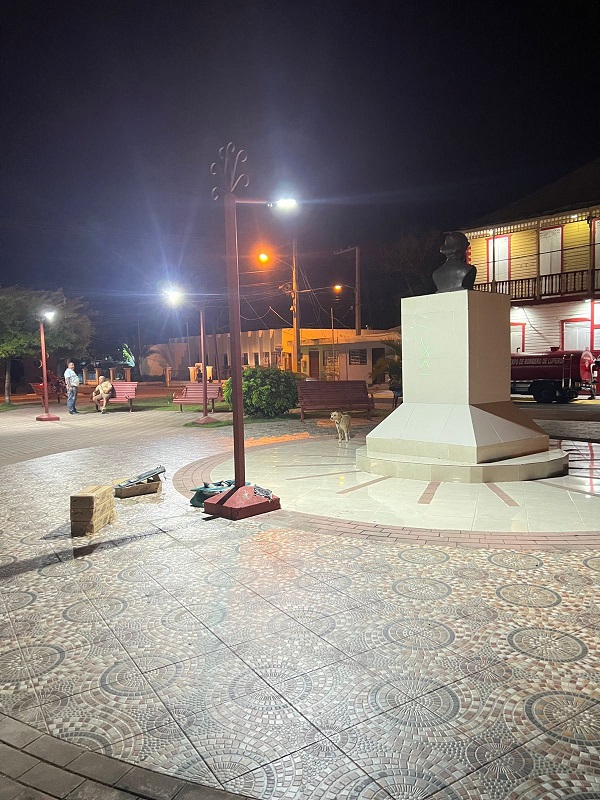 ALCALDÍA DE LUPERÓN CONTINÚA TRABAJOS DE ILUMINACIÓN Y REPARACIÓN DE LUMINARIAS EN LOS PARQUES DEL MUNICIPIO