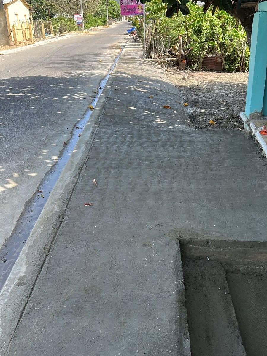 Ayuntamiento de Luperón inicia construcción de aceras y contenes en el sector Los Barrios con fondos especiales de la Presidencia