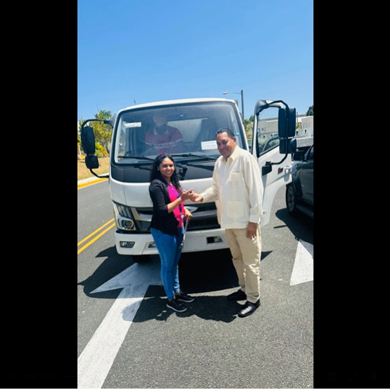 Alcalde Israel Brito agradece al ministro David Collado por la donación de un camión para la recolección de basura